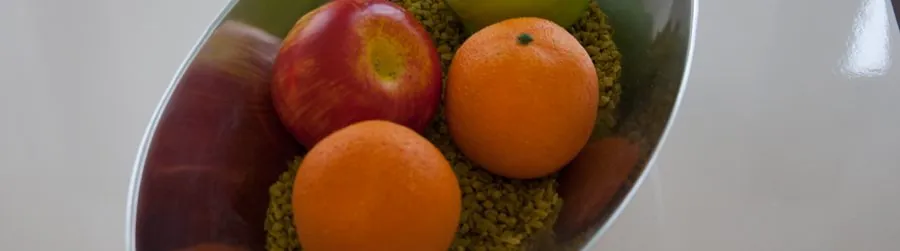 Schale mit Äpfeln und Orangen